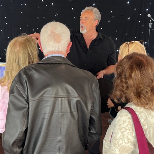 a photo of tom jones at the tereza joanne 